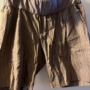 Woman’s gap maternity shorts size 16